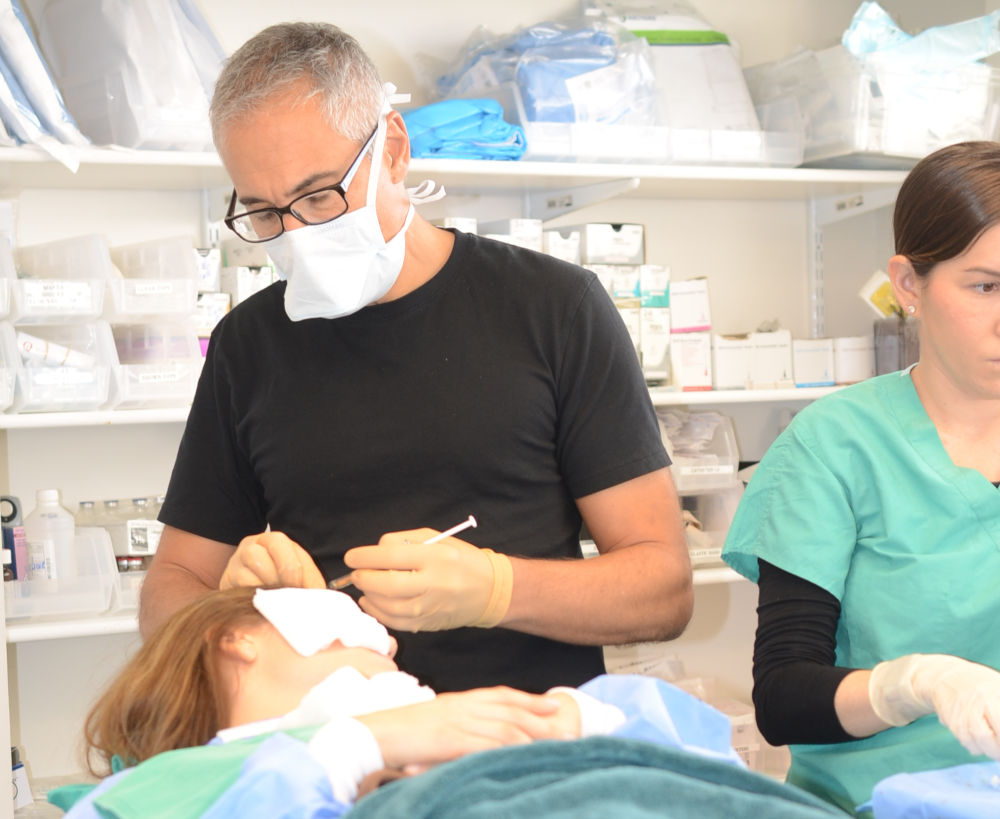 El Dr. Epstein junto con el Dr. Gorana Kuka Epstein realizan el procedimiento de transferencia de grasa.