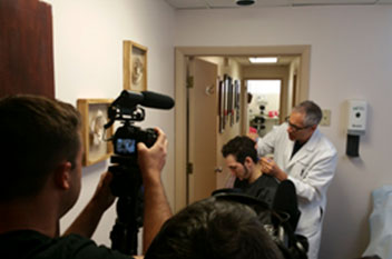 Dr. Epstein siendo filmado realizando un trasplante reparador de cabello 