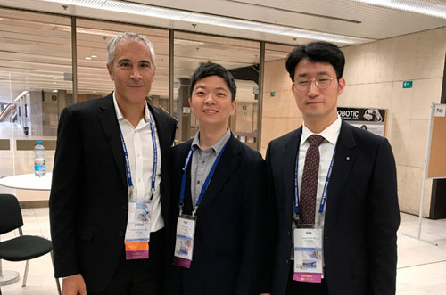 Dr. Epstein con dos colegas de cirugía de restauración capilar de Seúl, Corea del Sur