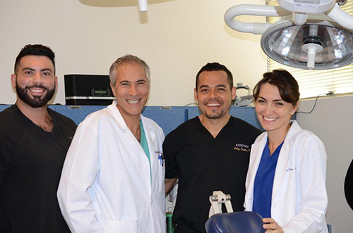 Los doctores Epstein y Kuka Epstein, junto con el asistente de cabello Danny y un asistente al curso de capacitación FoundHair.